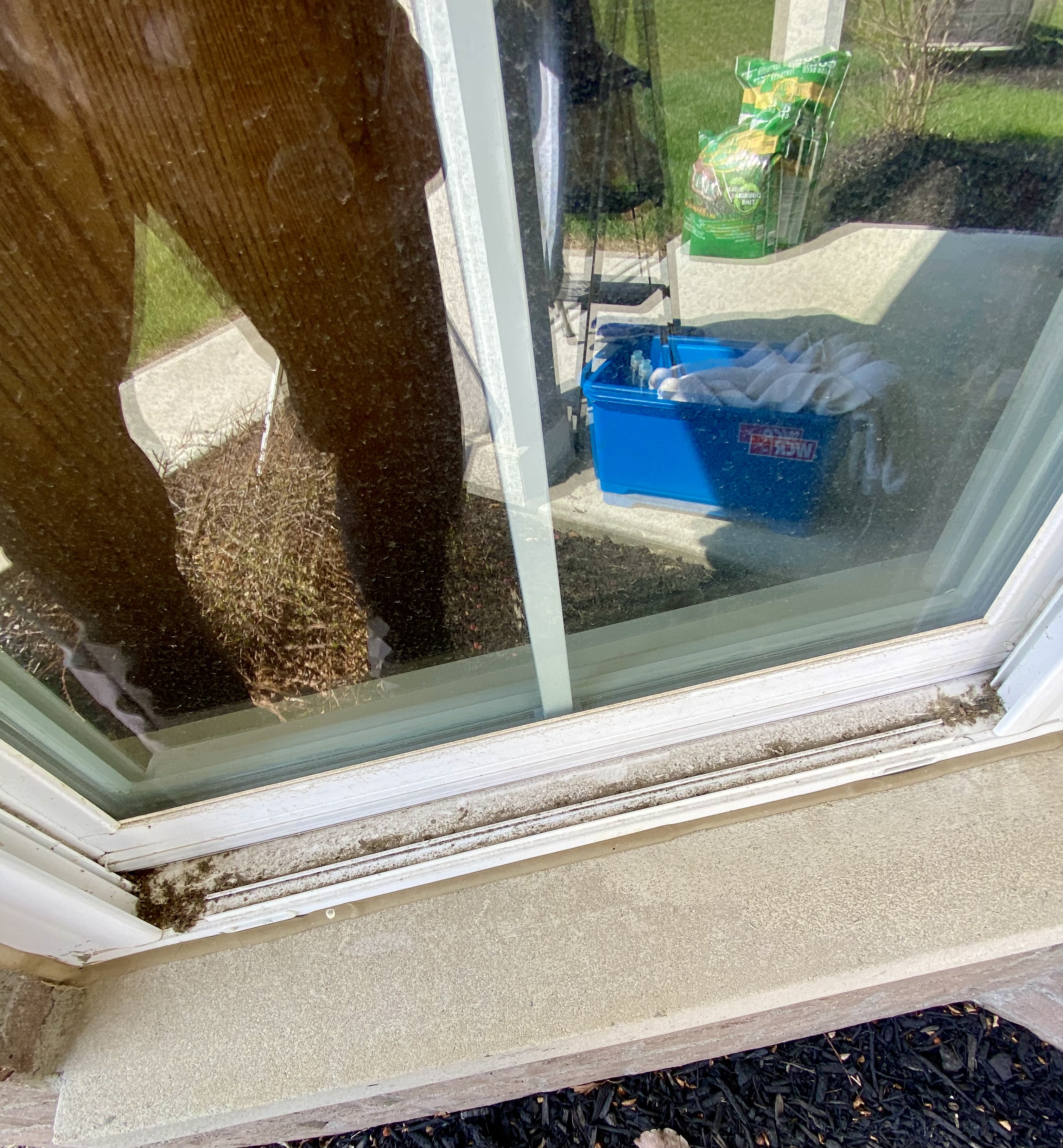 Dirty sliding door tracks before cleaning